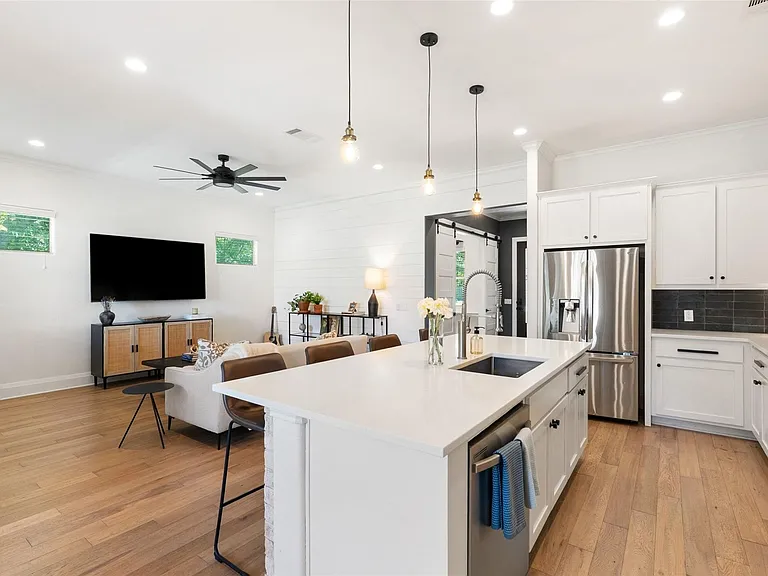 1410 Hart St — Photo 22