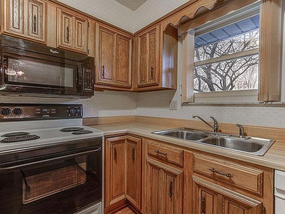 5th image of 4035 Crest Manor Dr