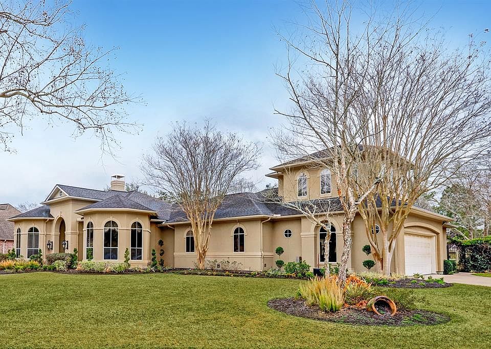 Beautiful stucco home on huge lot in gated section of Cinco Ranch.