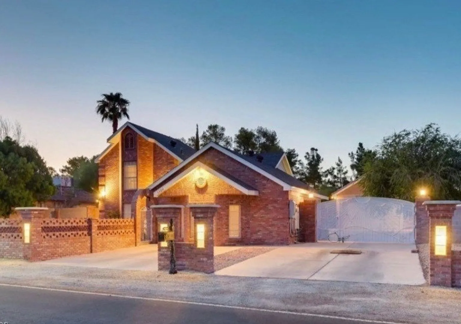 Stunning 4BR Horse Property 6 car Garage in Las Vegas — Photo 1