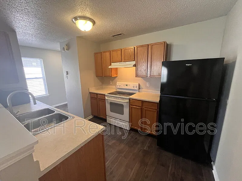 4 bed, 2.5 bath, 1804 sqft, $1,940 — Photo 3