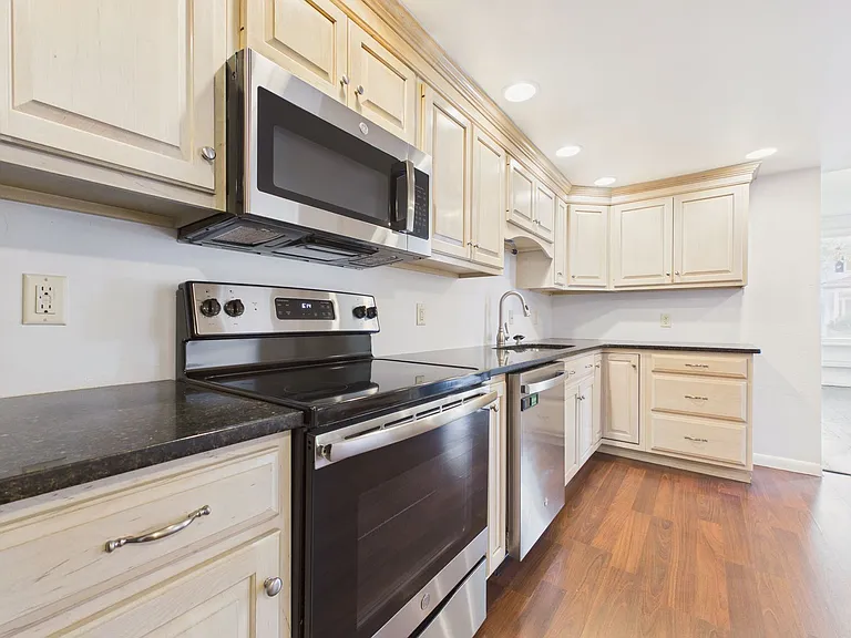 221 N Spring St — Photo 4