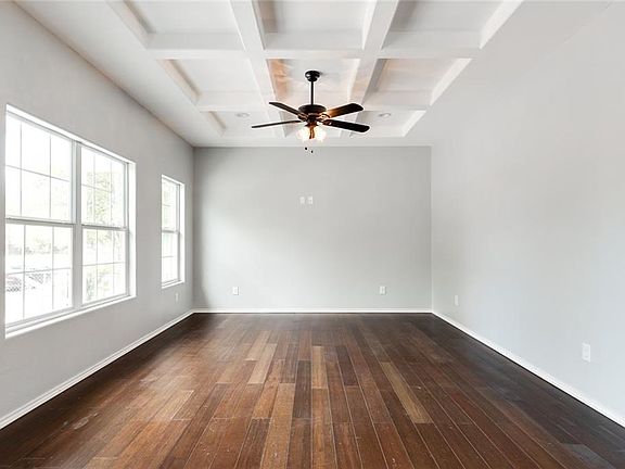 3rd image of 631 N Vermont Ave
