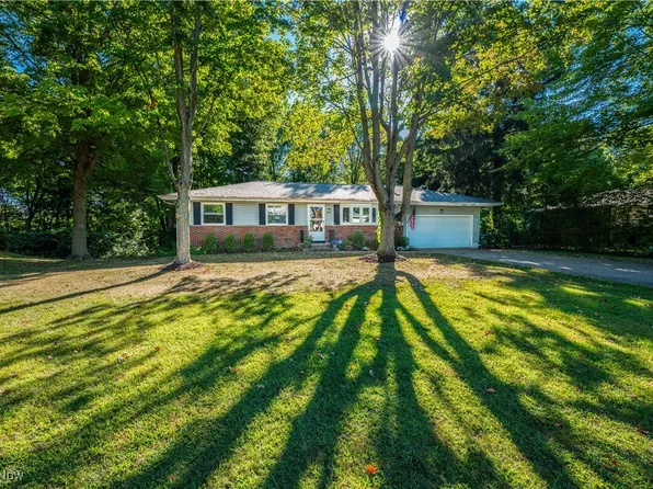 3141 Fair Oaks Dr, Barberton, OH 44203