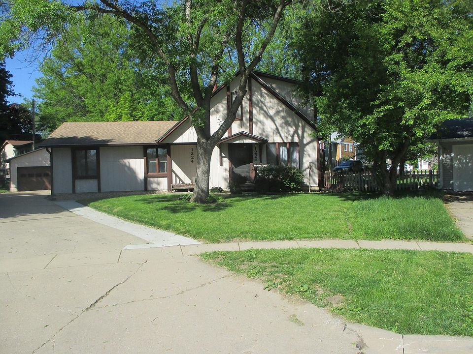 FRONT DRIVEWAY TO 1226