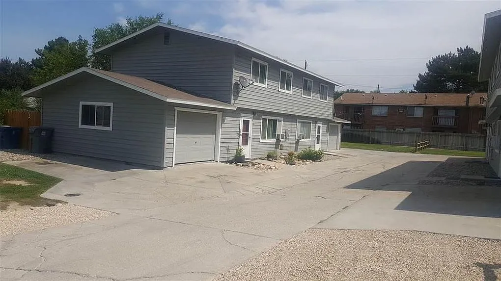 Spacious Three Bedroom Townhome with Attached Garage!! — Photo 4