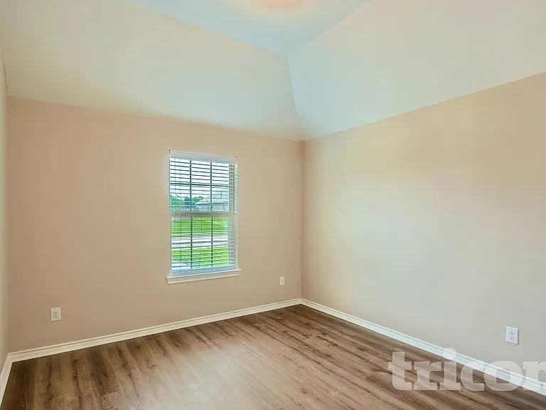 221 Anthony Ln — Photo 14