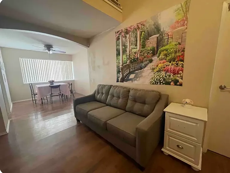 425 Maravilla Dr — Photo 2