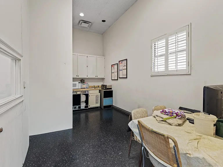 306 Orlando Ave — Photo 12