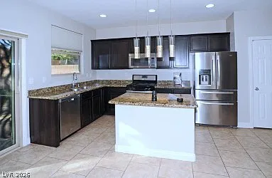 3 bed, 2.5 bath, 1583 sqft, $2,100 — Photo 4