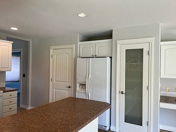 3rd image of 406 W Canyon Lakes Dr