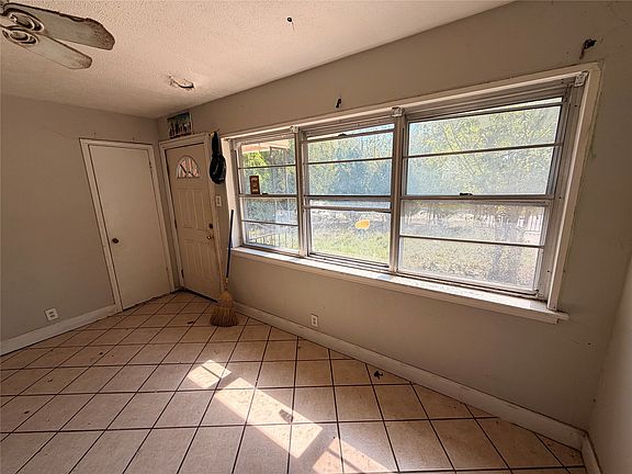 3rd image of 8109 Burroaks Dr