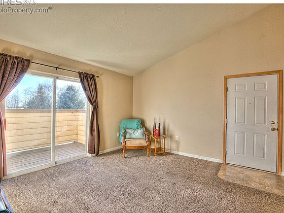 Sunny Great Room w/Vaulted Ceiling