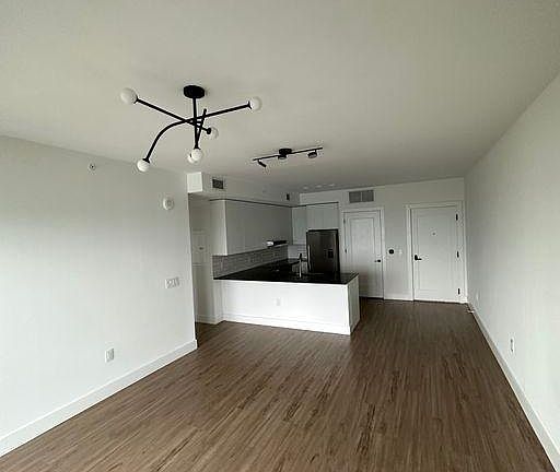 4th image of 650 NE 7th St #200