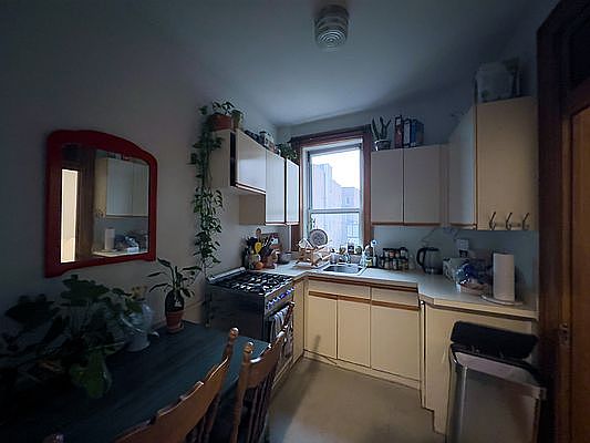 5th image of 42 Bank St APT 52