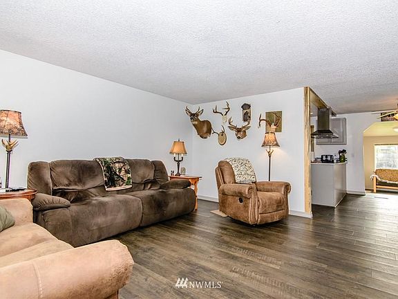 5th image of 1015 NW Kingsview Ct
