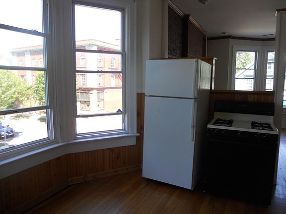 5th image of 228 Lexington Ave APT 1