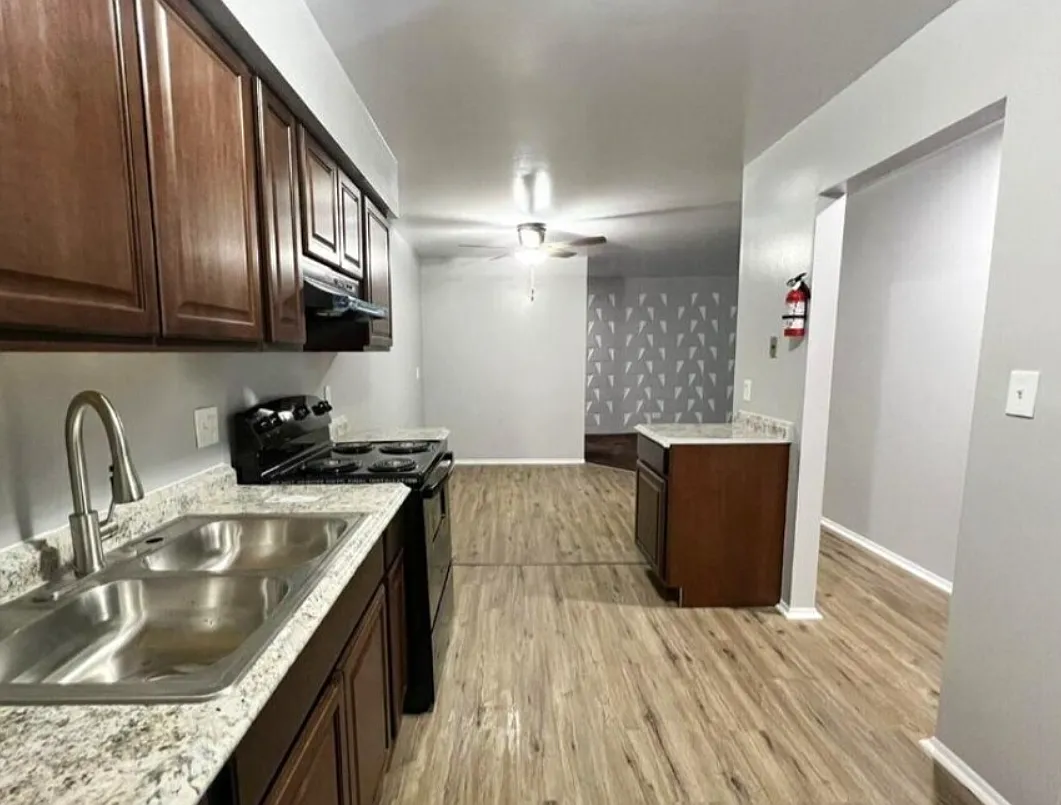 Dolson Arms Apartments — Photo 2