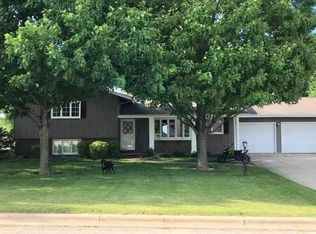 406 28th St, Spirit Lake, IA 51360