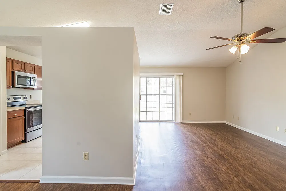 3 bed, 2.0 bath, 1451 sqft, $2,730 — Photo 4