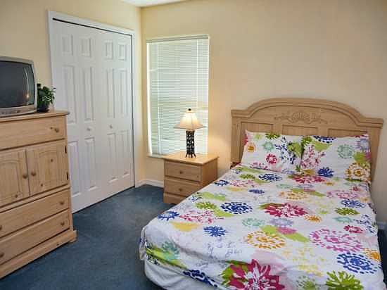 W4P1133CC-queen-bedroom-with-tv-set