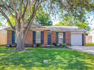 2212 Foxcroft Ln, Arlington, TX 76014