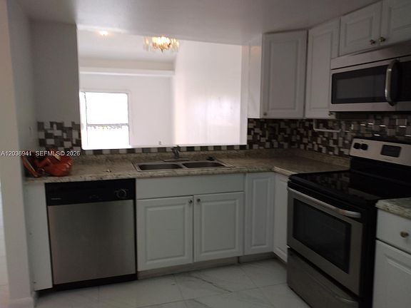 4th image of 805 SW 113th Way