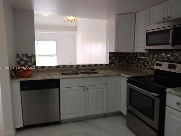 805 SW 113th Way — Photo 4