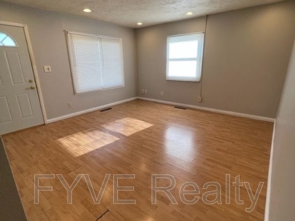 4th image of 1227 Brentnell Ave