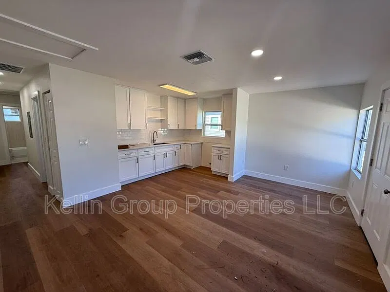 2 bed, 1.0 bath, 885 sqft, $1,850 — Photo 2