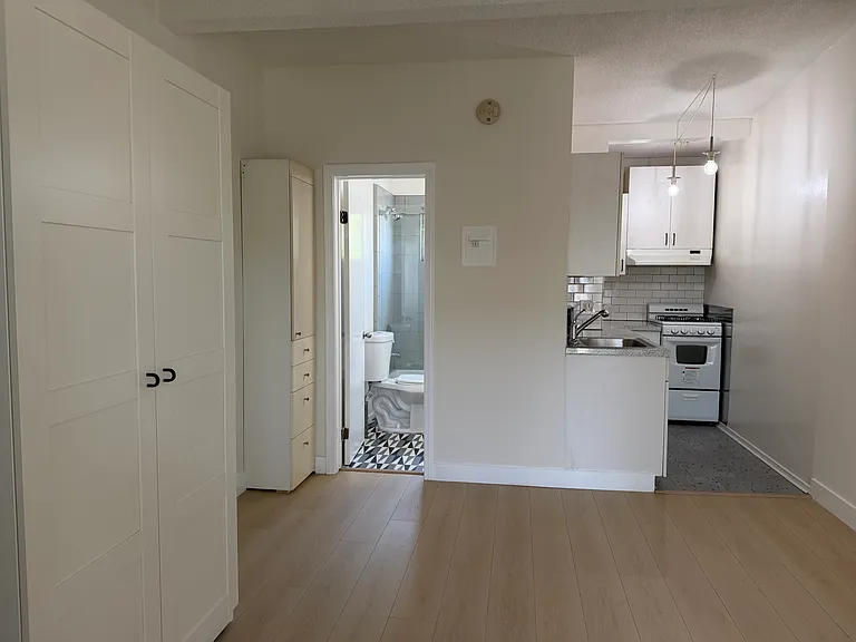 517 Vernon Ave #8 — Photo 6