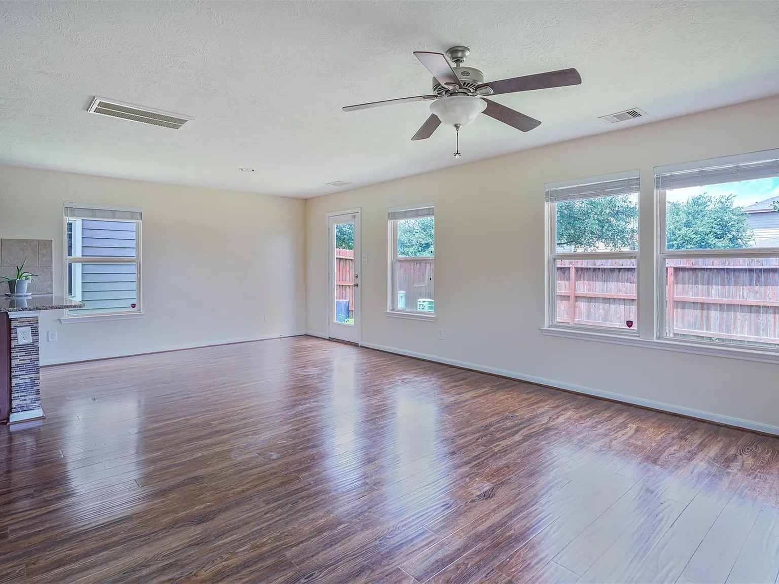 3 bed, 2.5 bath, 1658 sqft, $1,800 — Photo 4
