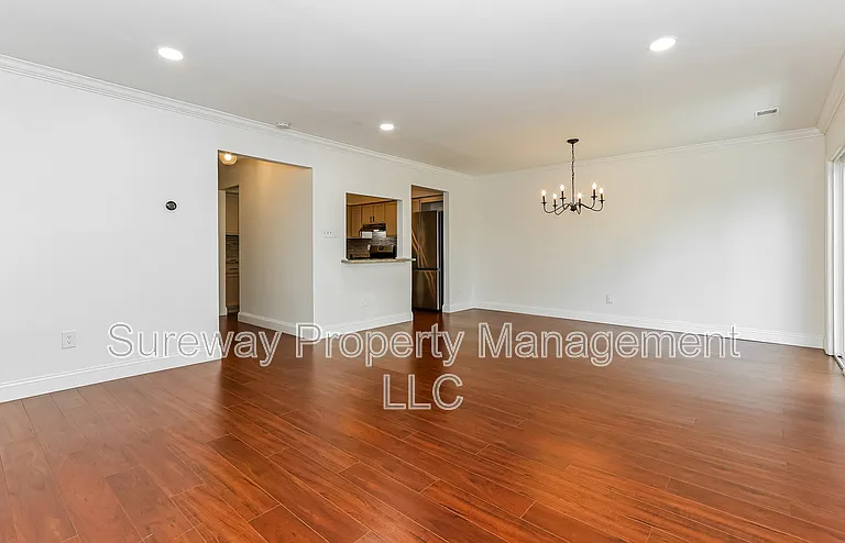 2 Salisbury Ct — Photo 4