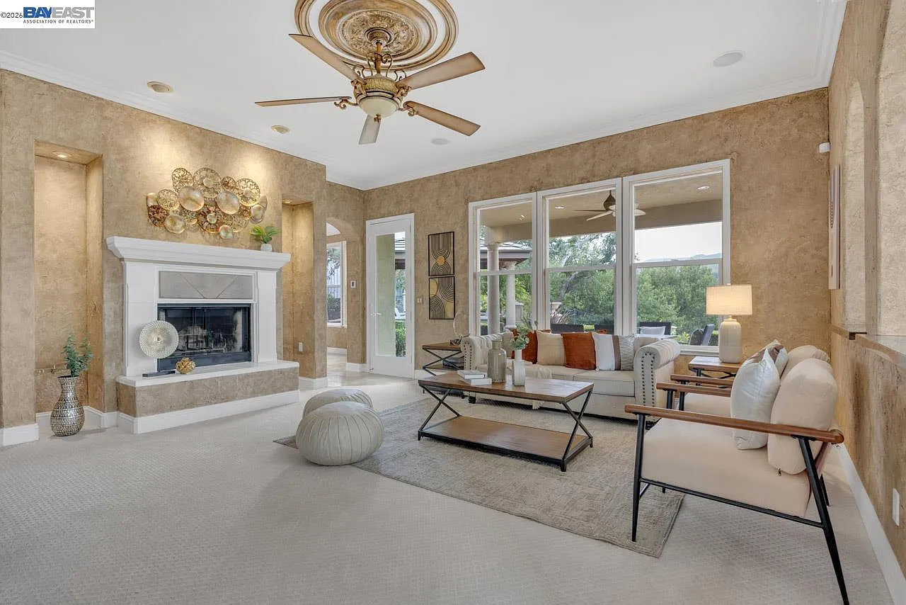 5 bed, 4.5 bath, 4082 sqft, $8,750 — Photo 4