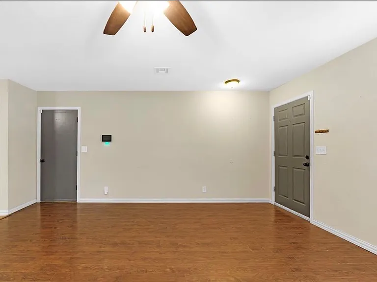 1108 W Fredericksburg St — Photo 8