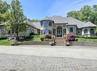 5520 Oak Bluff Rd, Rochester, MI 48306