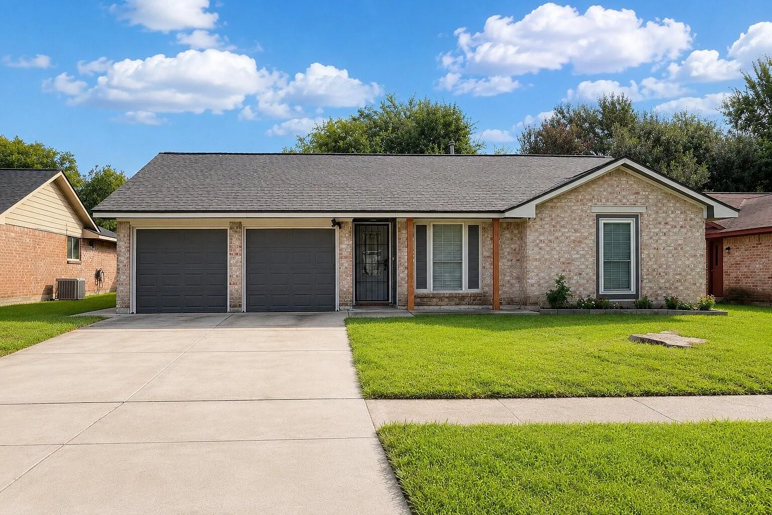 3 bed, 2.0 bath, 1298 sqft, $2,100 — Photo 1