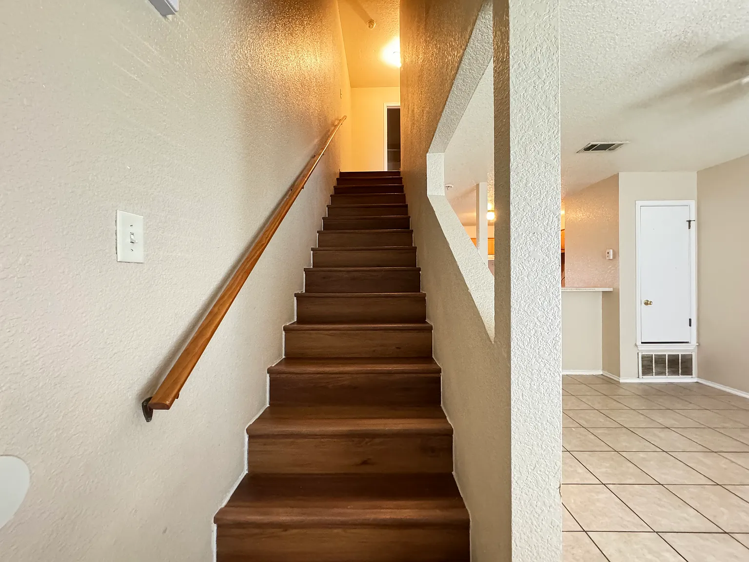2 bed, 1.5 bath, 886 sqft, $890 — Photo 2