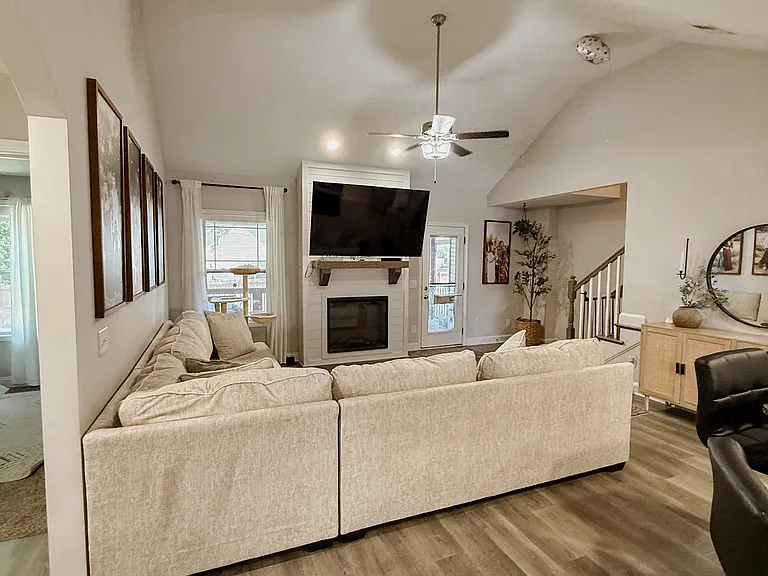1201 Elizabeth Ln — Photo 6