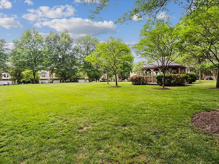 2943 Saint Helen Cir — Photo 41