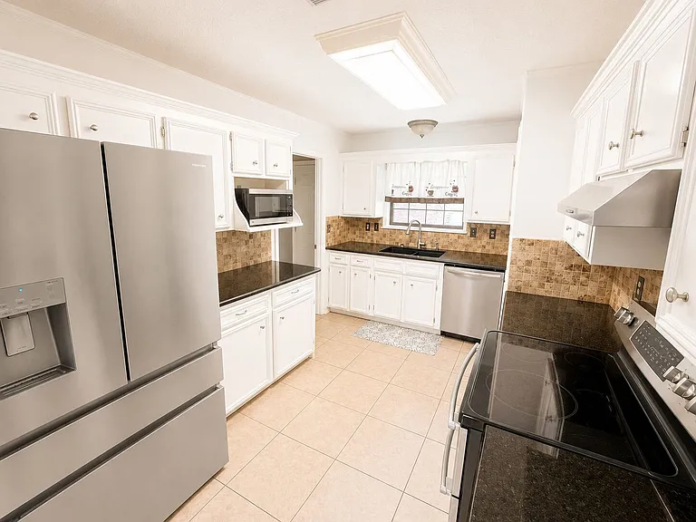 464 Mayfair Ct — Photo 3
