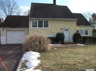 8 Peartree Ln, Huntington Station, NY 11746