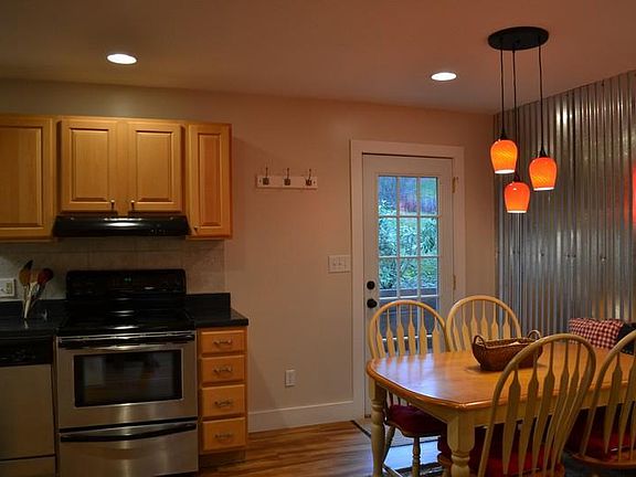 Kitchen/dining with rear deck access