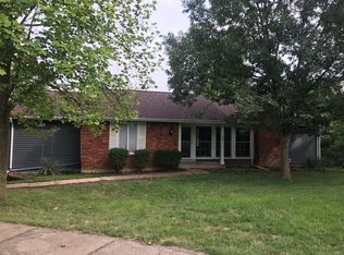 842 Country Heights Ct, Ballwin, MO 63021