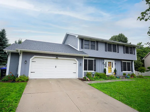 1 Harbor Pointe Ct, Bloomington, IL 61704
