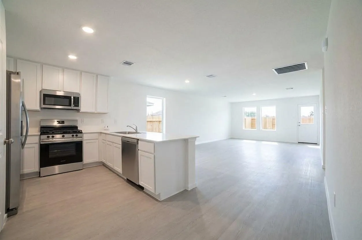 3 bed, 2.0 bath, 1515 sqft, $2,200 — Photo 4