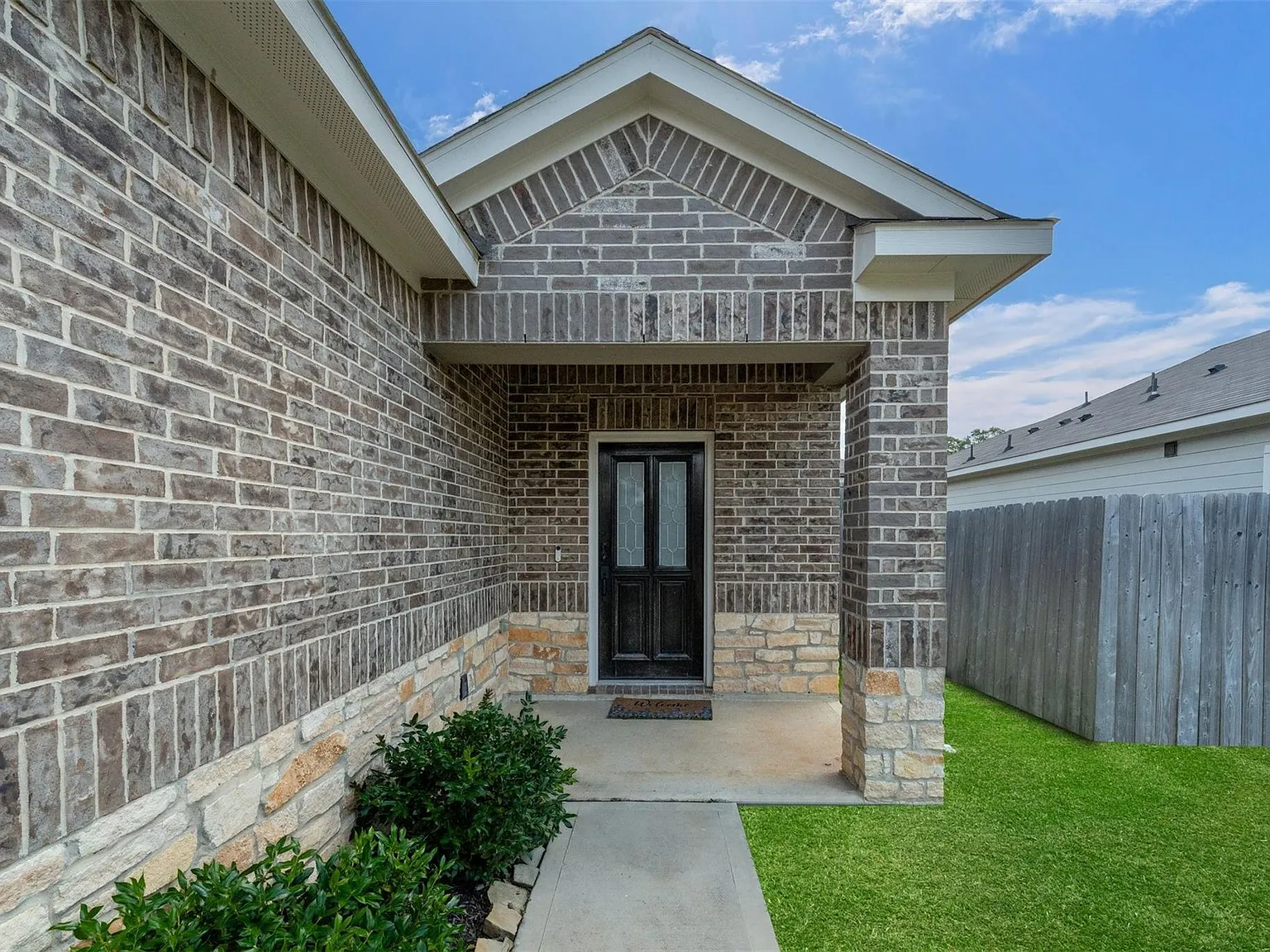 3 bed, 2.0 bath, 1416 sqft, $2,100 — Photo 4
