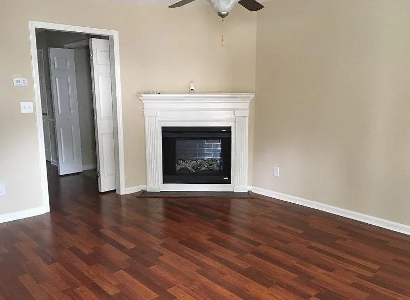 2 bed, 1.5 bath, 1043 sqft, $1,200 — Photo 2