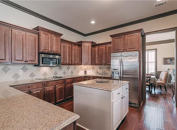 5th image of 1095 N McMahan Dr
