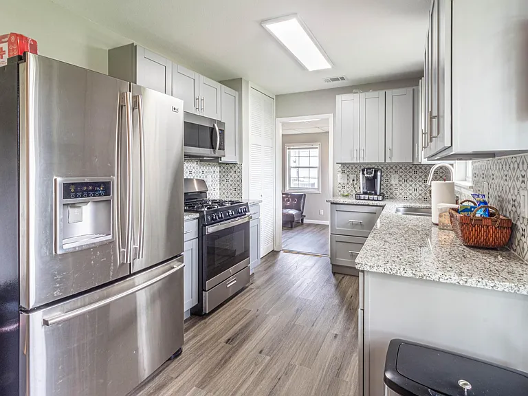 622 Pinewood Ln — Photo 2